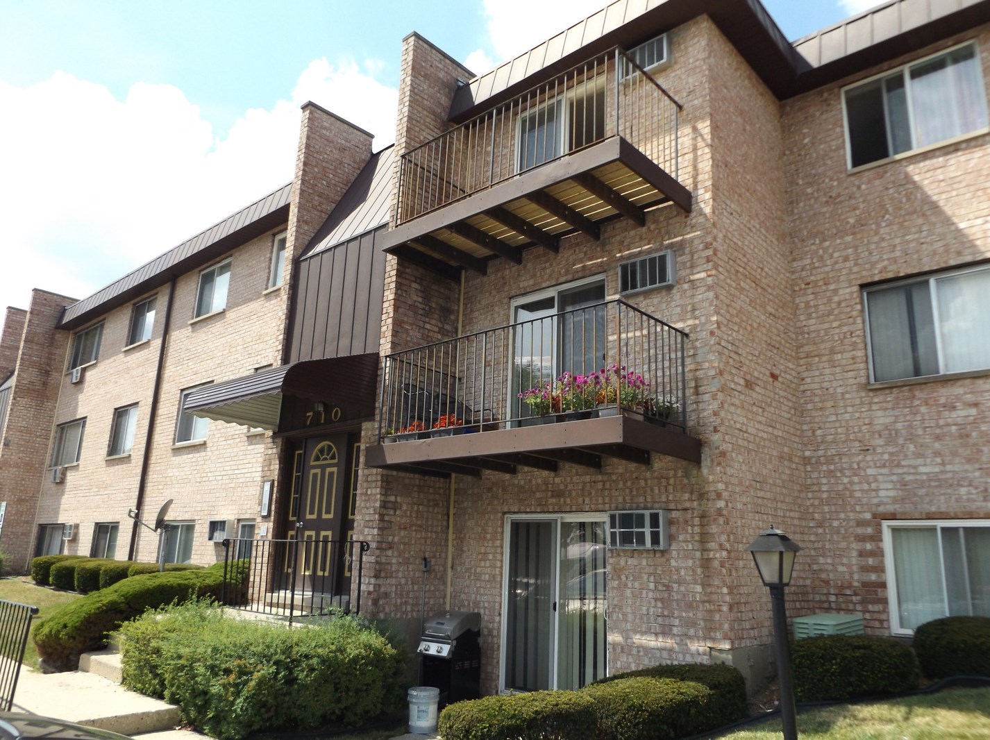 710 W Huntington Commons Rd #1a, Mount Prospect, IL 60056