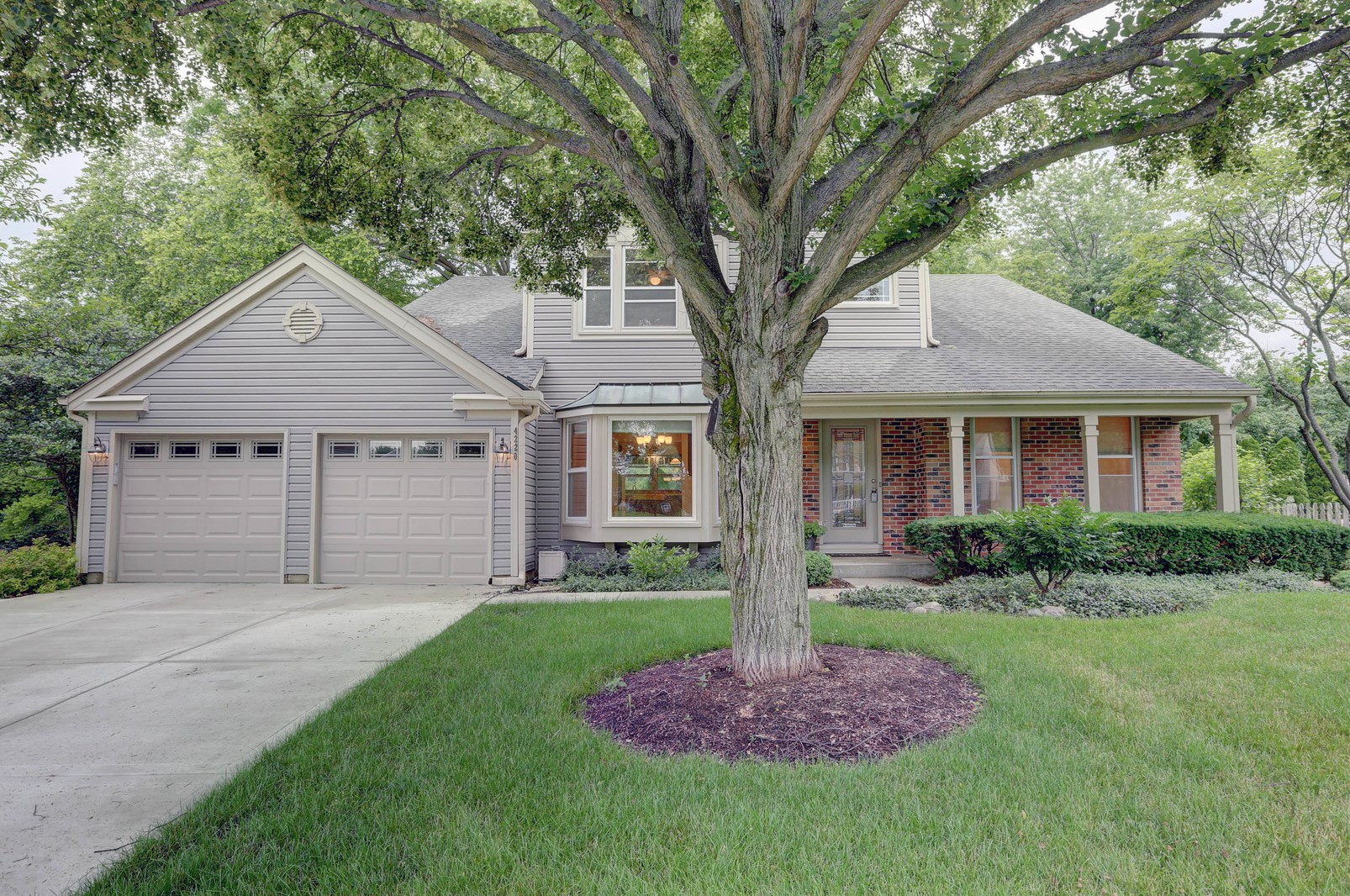 4220 Forest Glen Dr, Hoffman Estates, IL 60192-5601