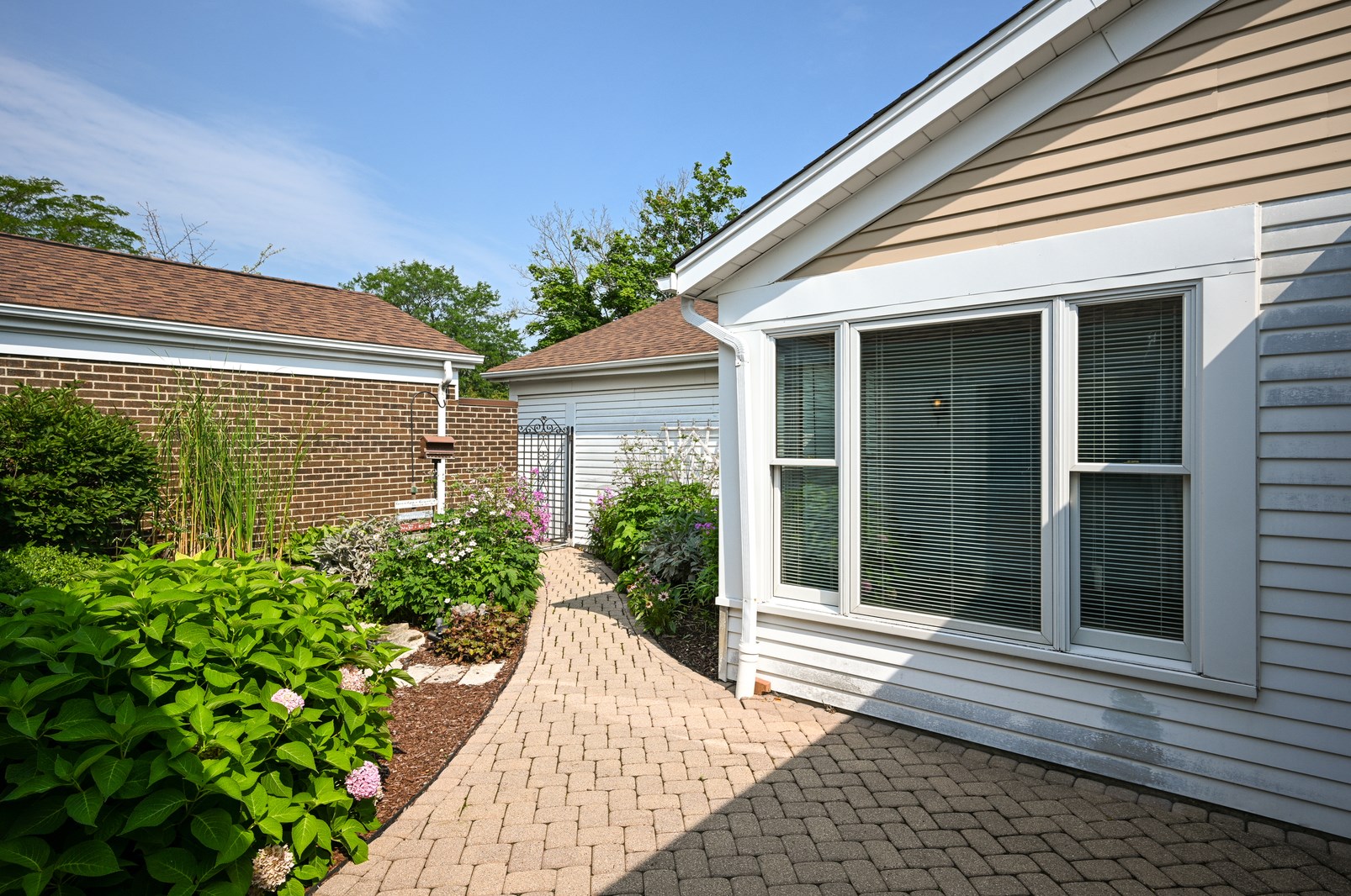 980 Dartmouth Dr, Wheaton, IL 60189-6126
