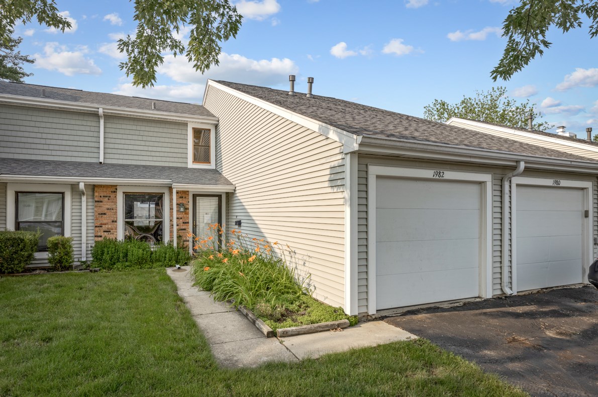 1982 Franklin Pl #1982, Schaumburg, IL 60195