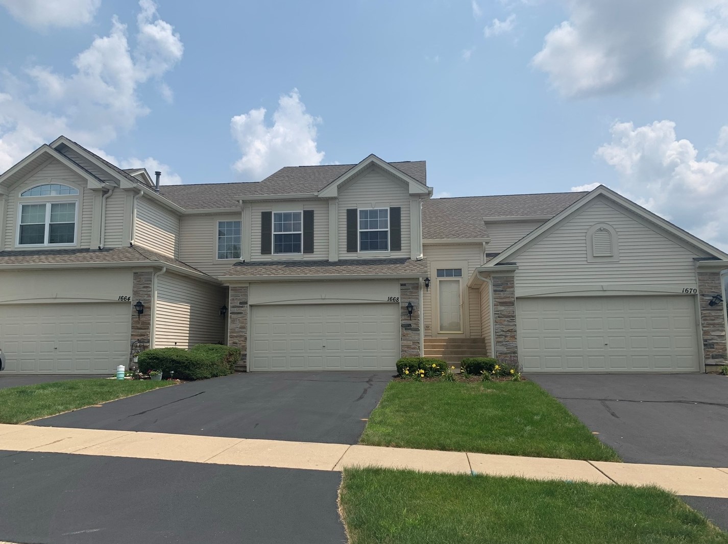 1668 Fredericksburg Ln, Aurora, IL 60503-3674