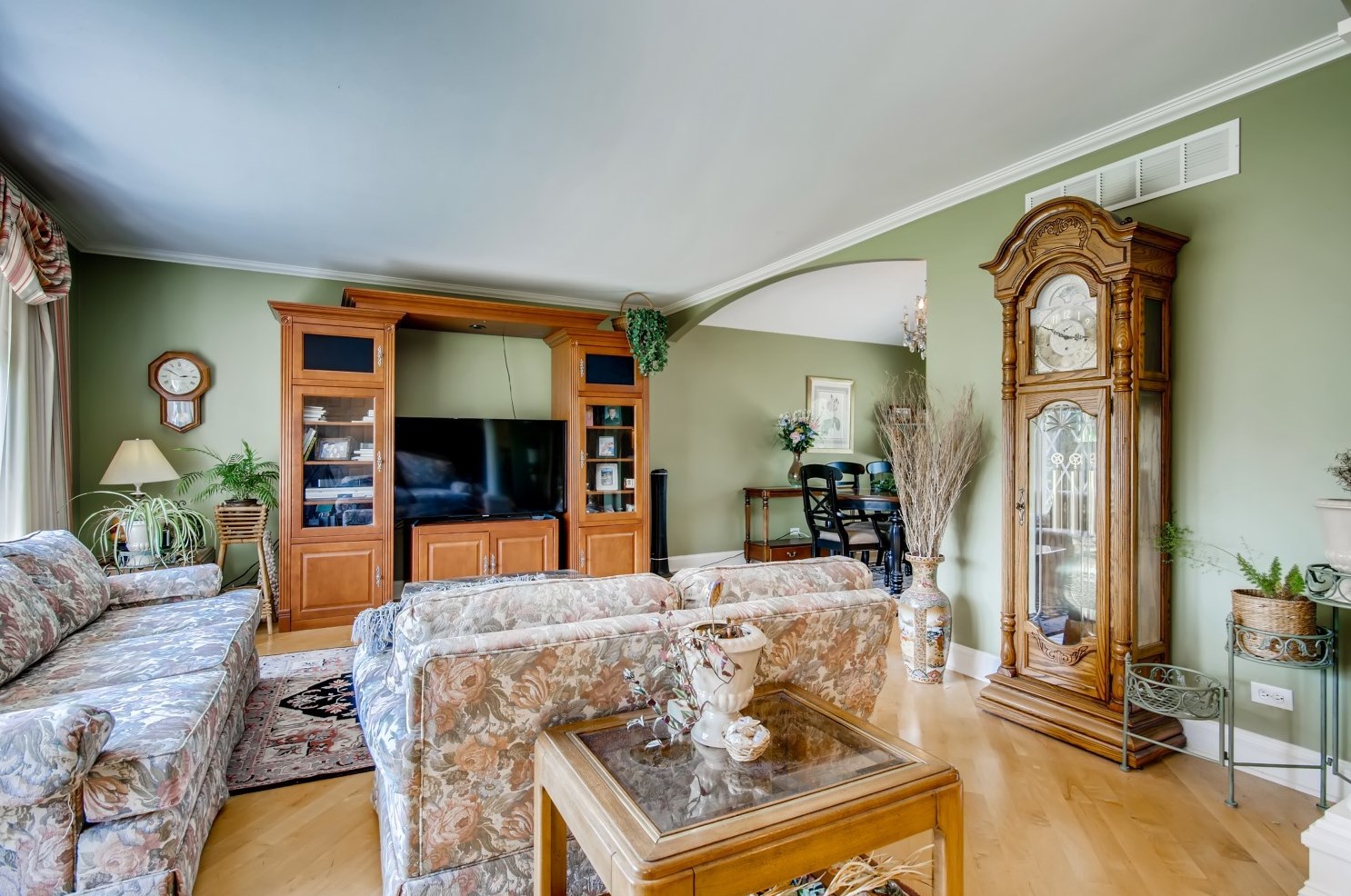 1818 Holly Ave, Oak Brook, IL 60561-3517