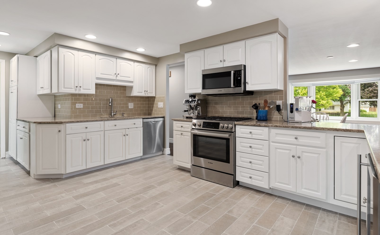 1305 Hartmann Dr, Schaumburg, IL 60193-3616