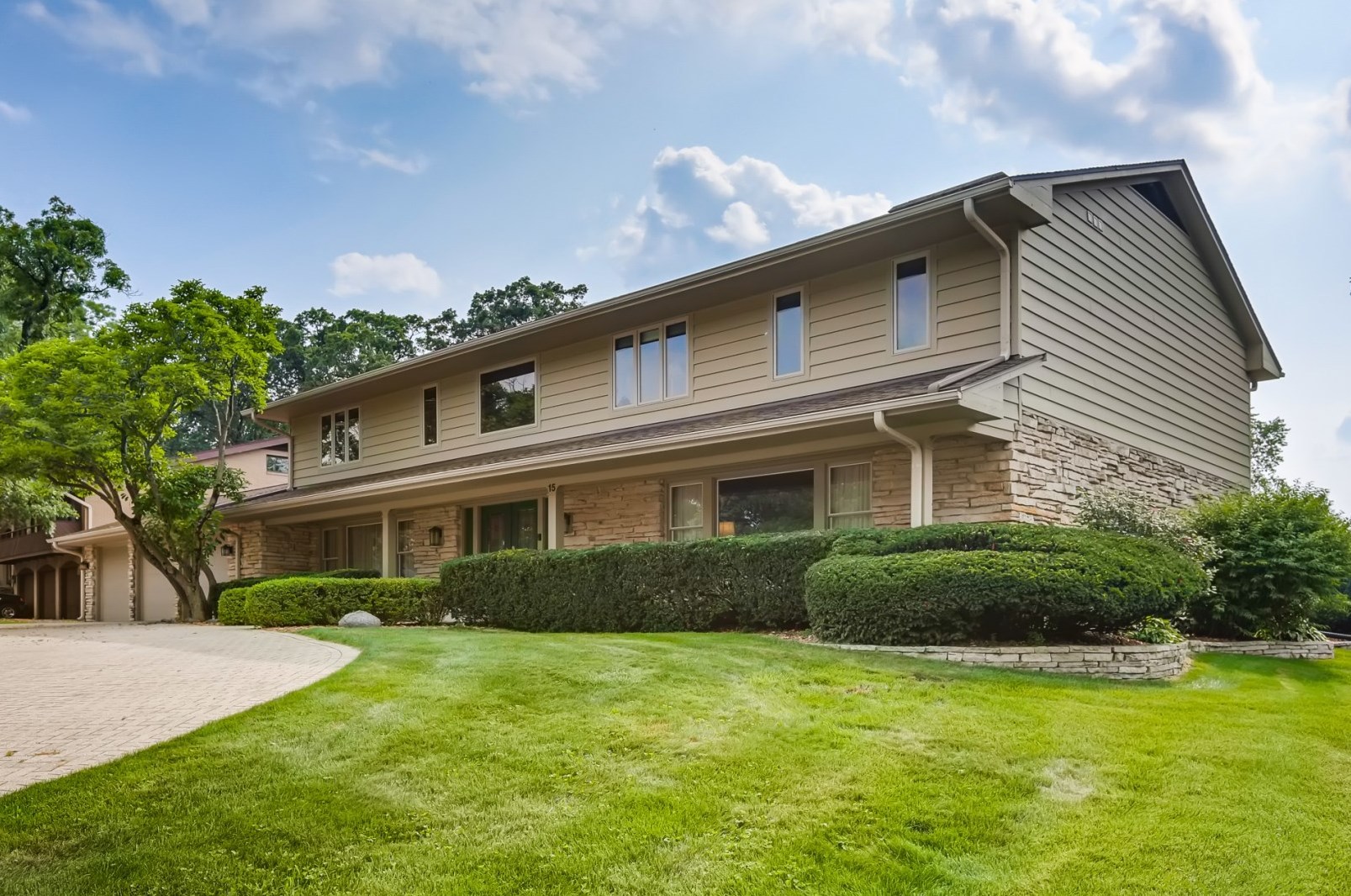 15 Cambridge Dr, Oak Brook, IL 60523-1704