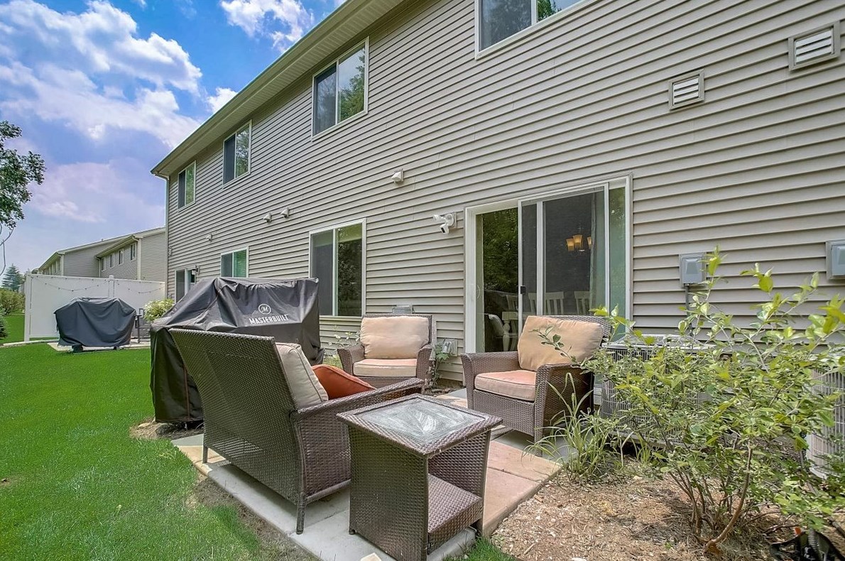 1165 Lake Dr, Trout Valley IL  60013-1612 exterior