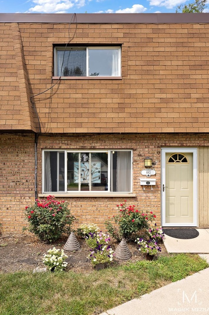 883 Richard St, Aurora, IL 60506-2124