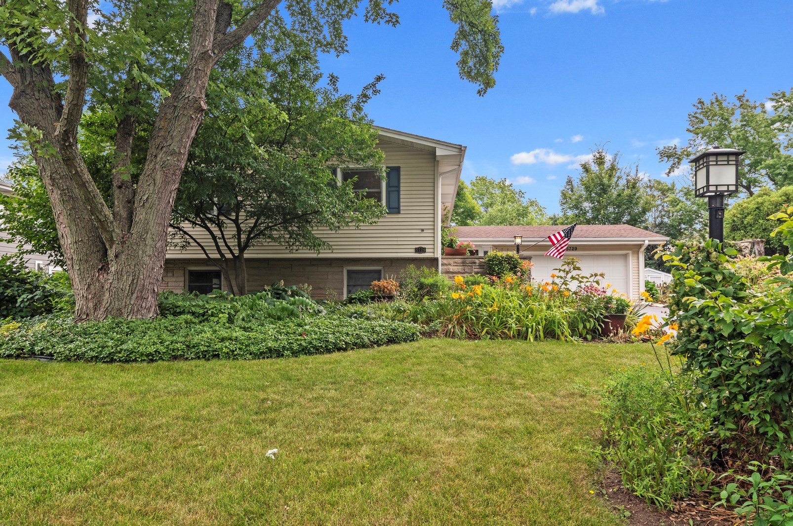 5729 Elm St, Lisle, IL 60532-2727