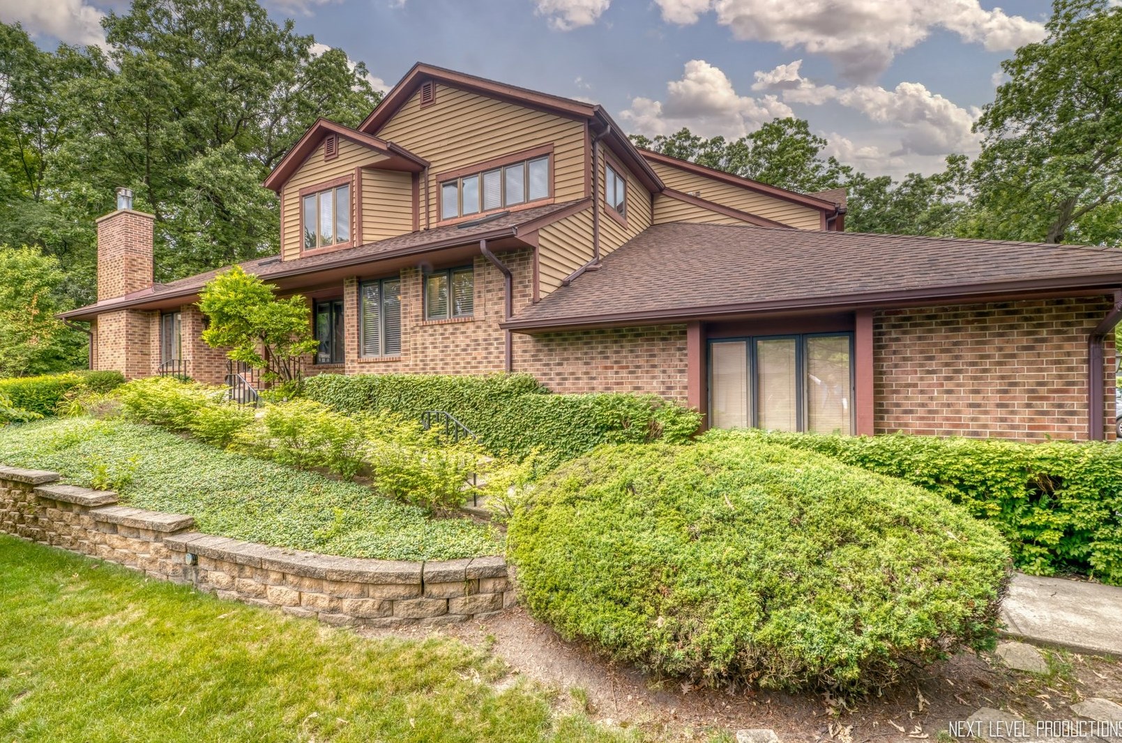1052 Braemoor Dr, Downers Grove IL  60515-5522 exterior
