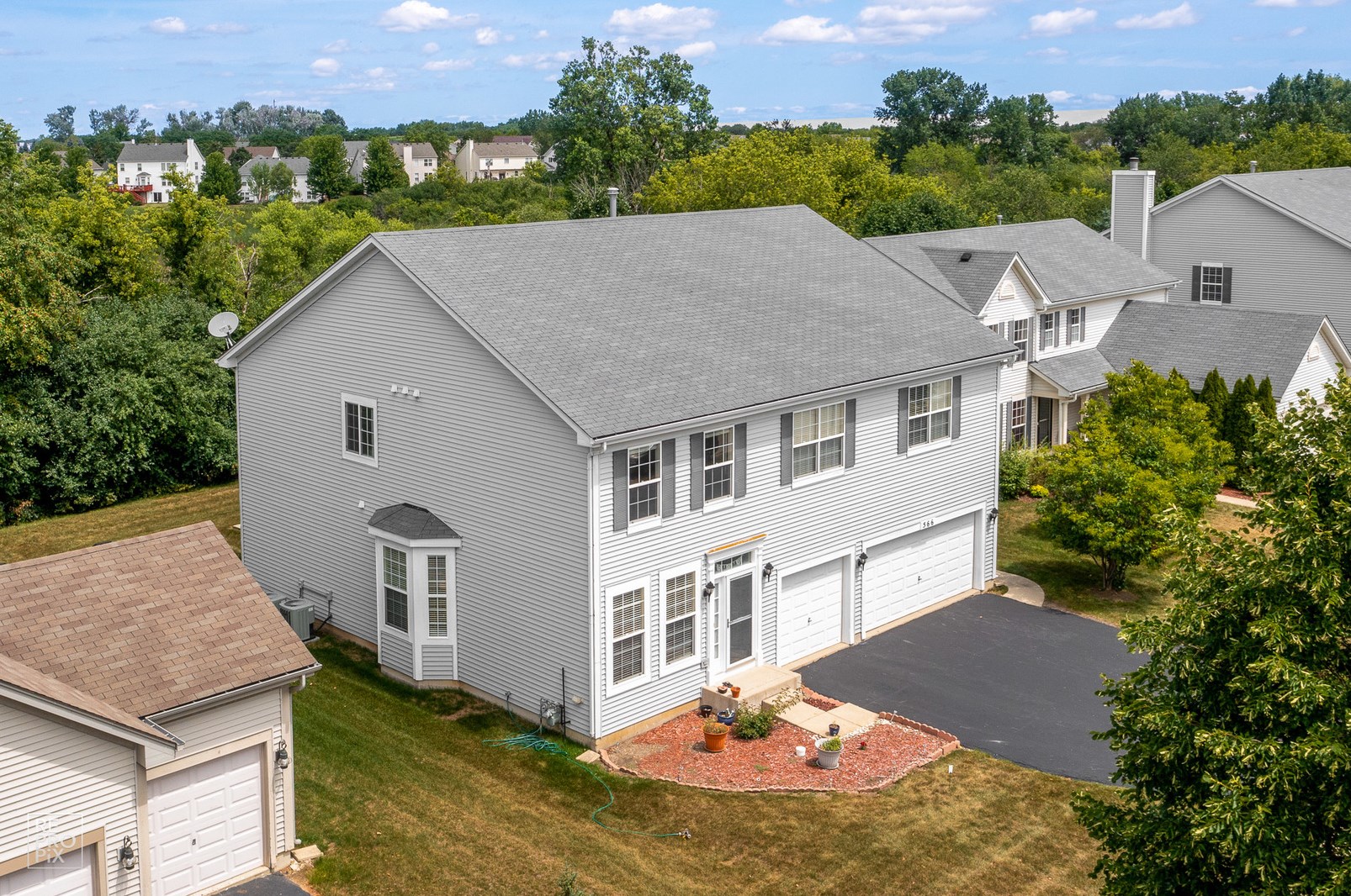 566 Dalton Dr, Volo, IL 60073-5682