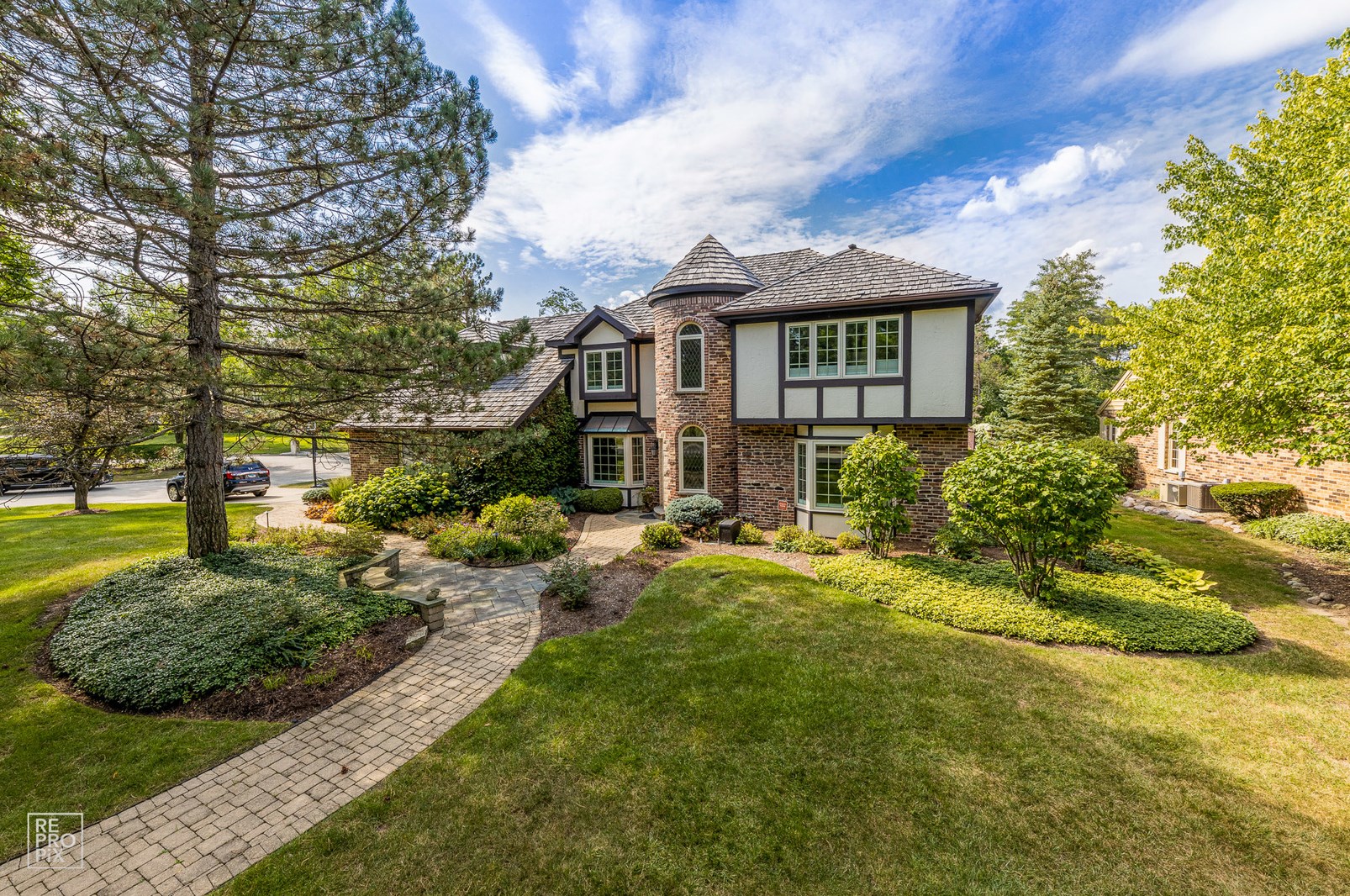 320 Hambletonian Dr, Oak Brook, IL 60523-2620