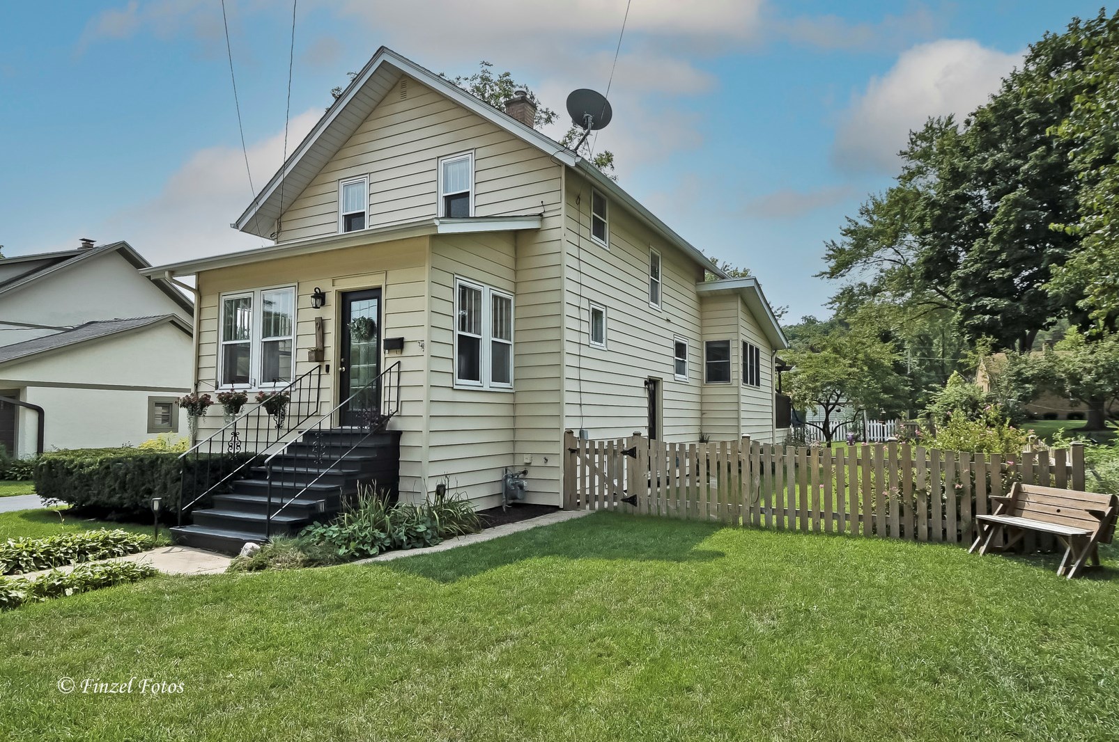 9 Center St, Hoffman Estates, IL 60102