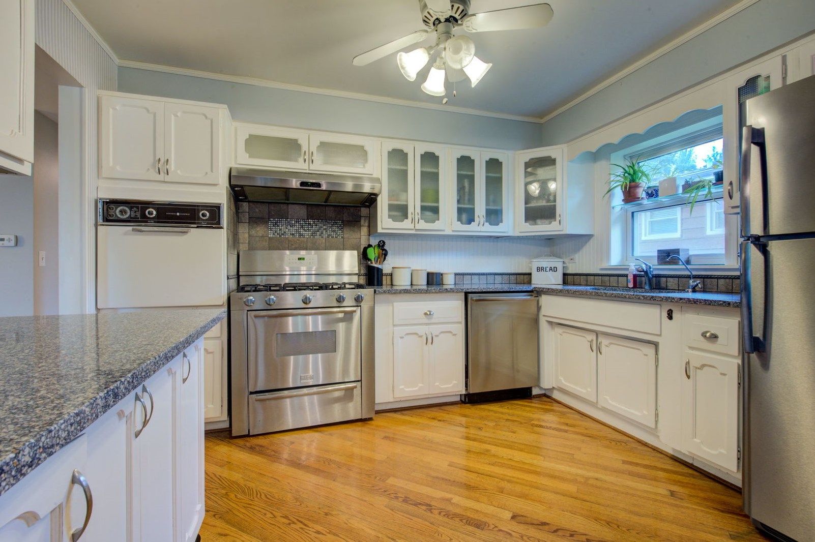 569 59th St, Lisle, IL 60532-3102