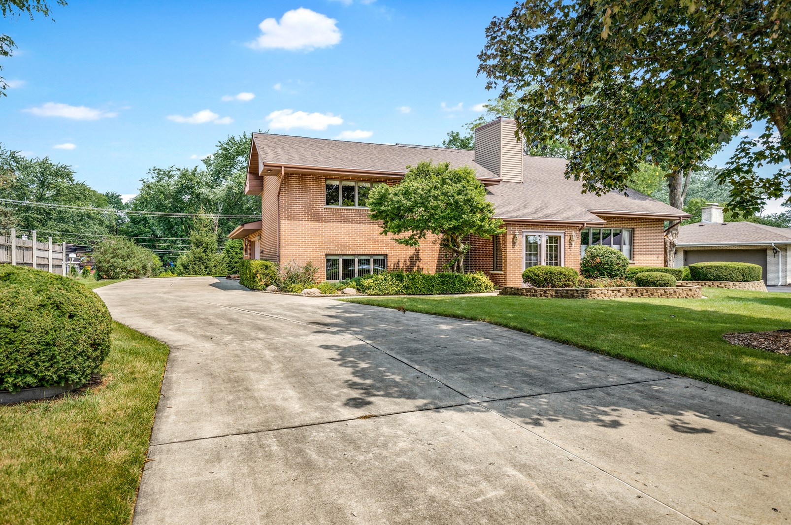 132 Blackhawk Dr, Schaumburg, IL 60193-4900