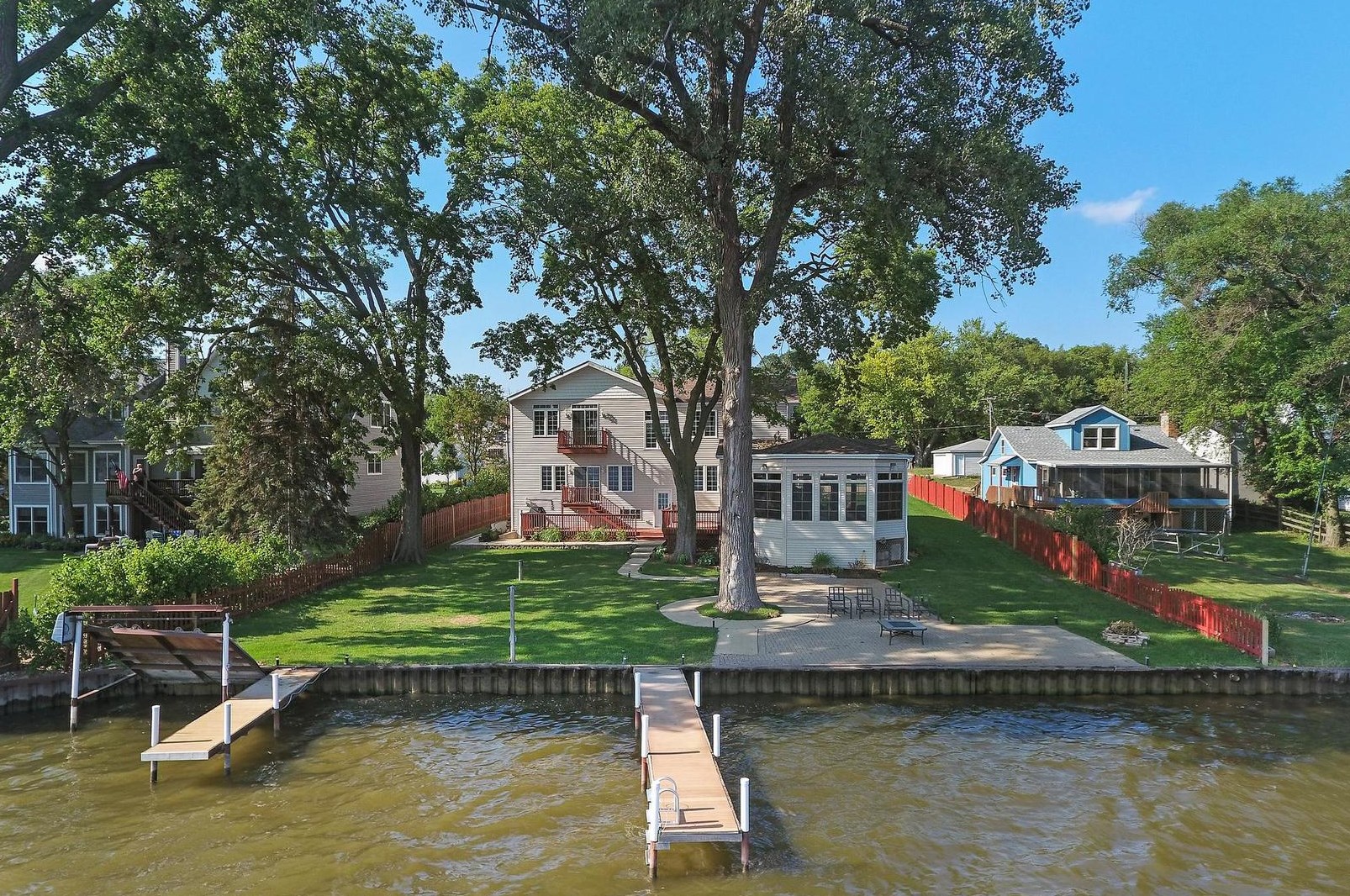 27771 W Lakeshore Dr, Spring Grove, IL 60081