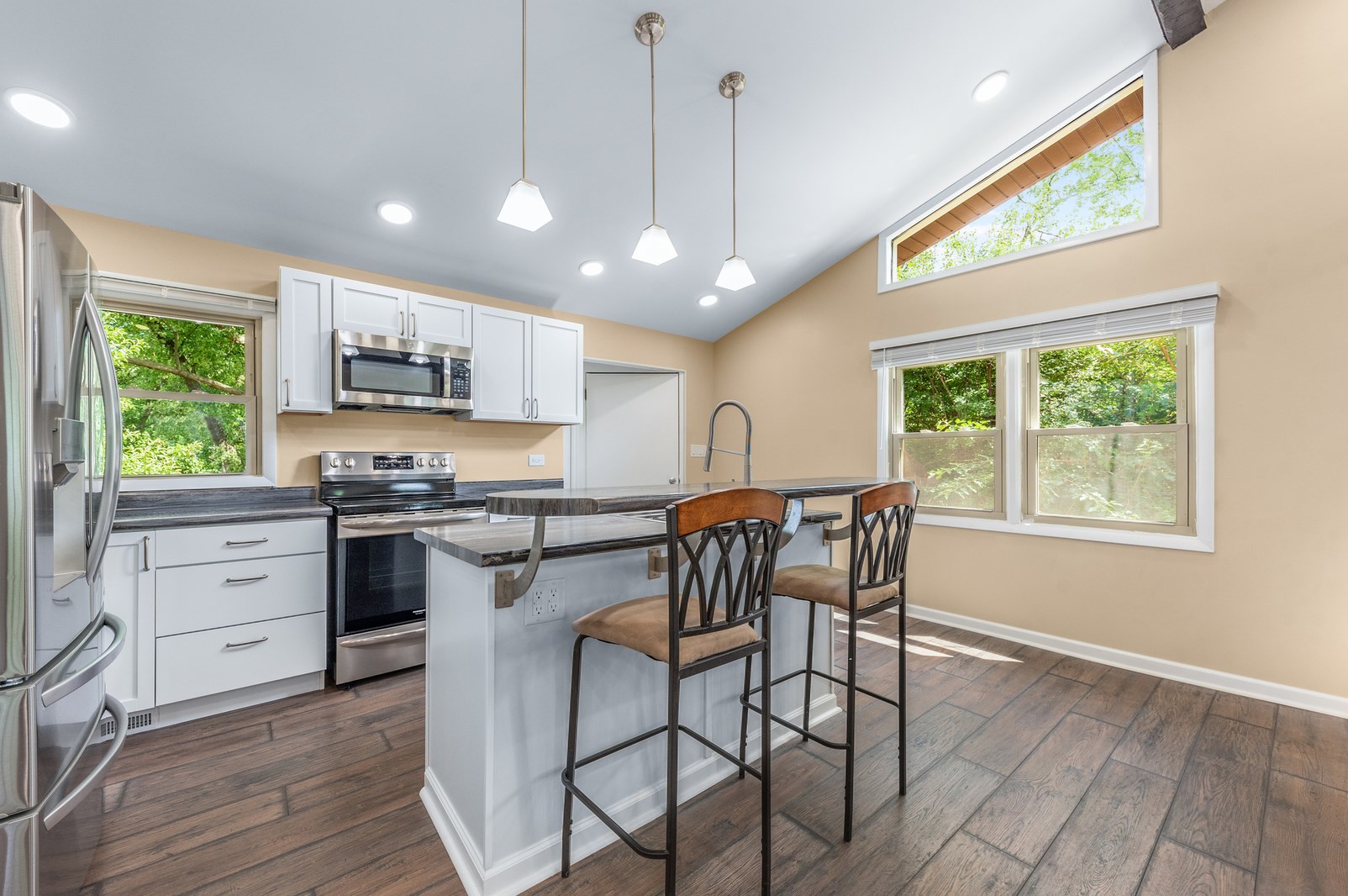 6257 Pershing Ave, Downers Grove, IL 60516-1722