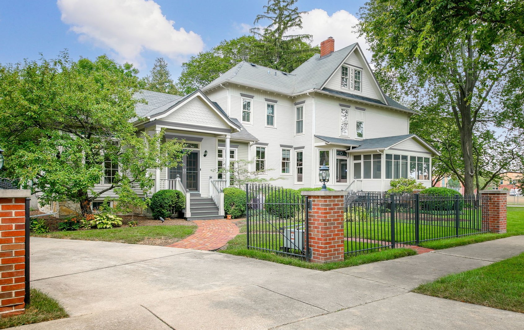 218 Lincoln St, Oak Brook, IL 60521-3441