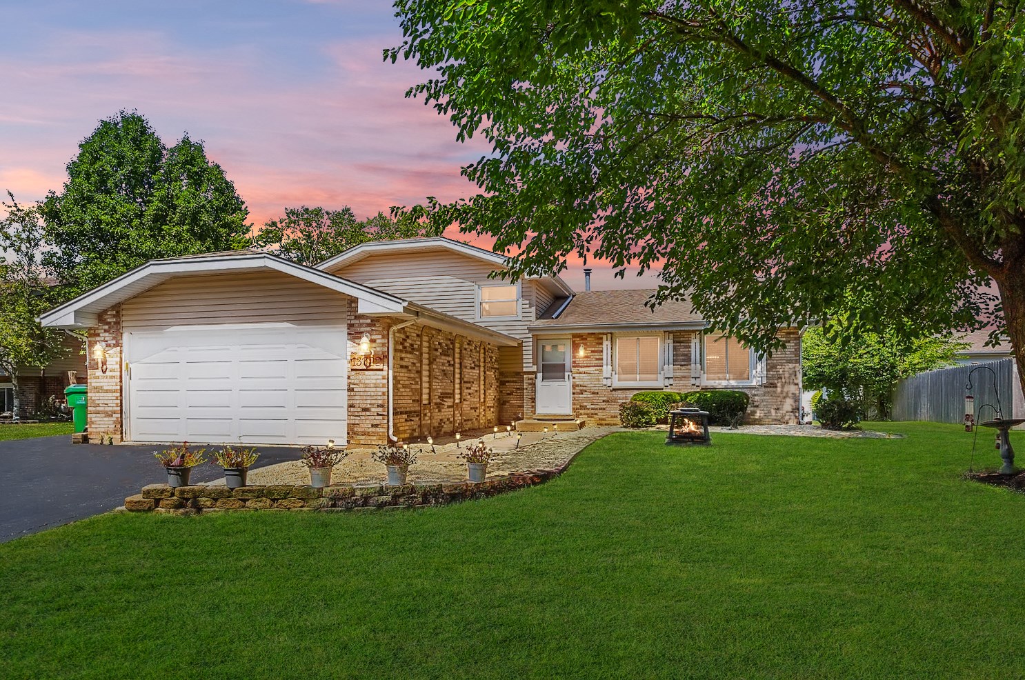 13722 Carefree Dr, Romeoville, IL 60491-8655