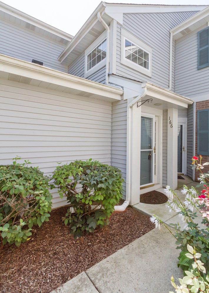 166 Sierra Pass Dr, Schaumburg, IL 60194-4977