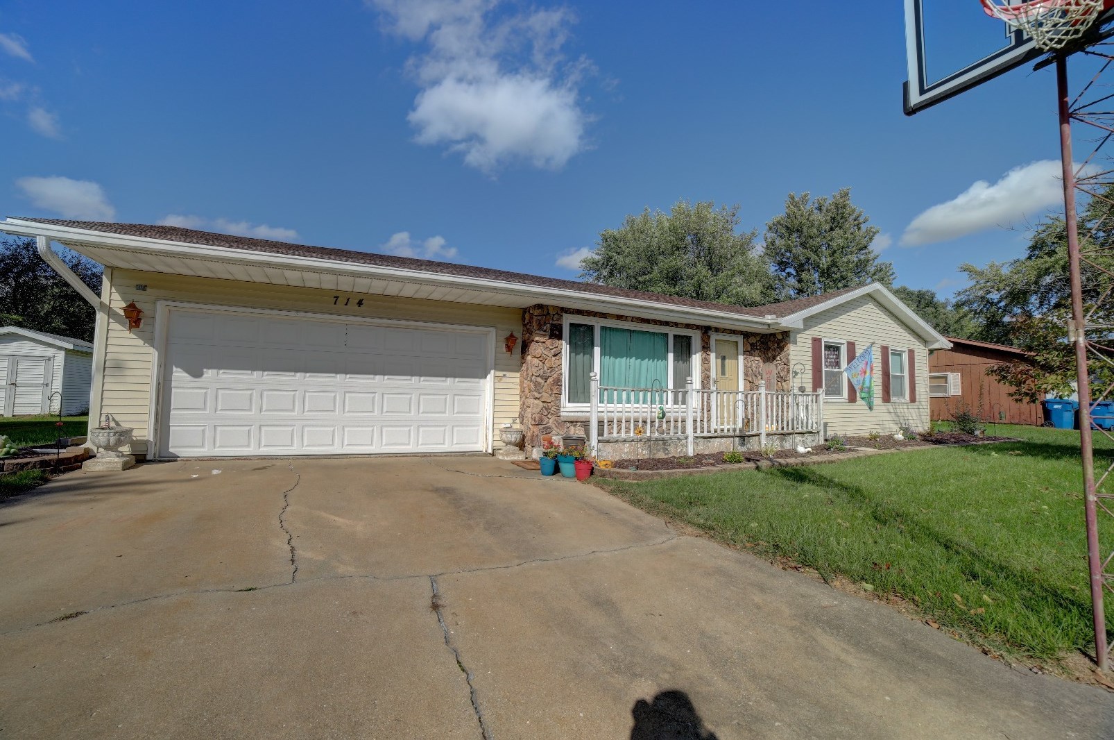 714 Rosewood St, Watseka, IL 60970-1411