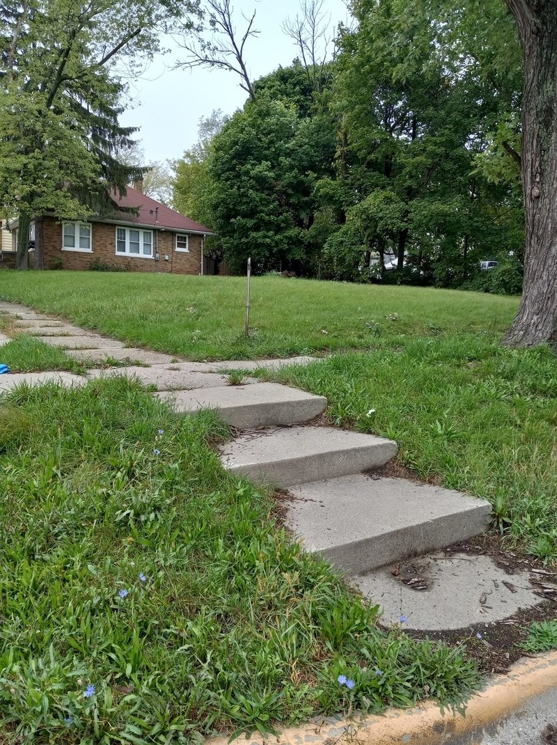 220 Mckinley Ave, Waukegan, IL 60085-6525