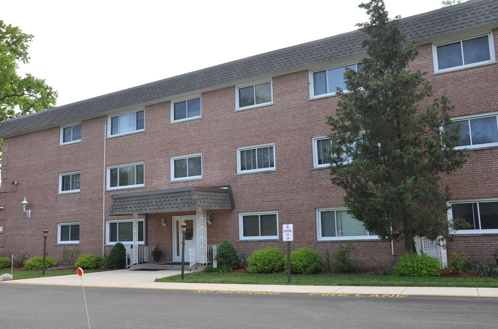 1925 E Oakton St #2e, Des Plaines, IL 60016