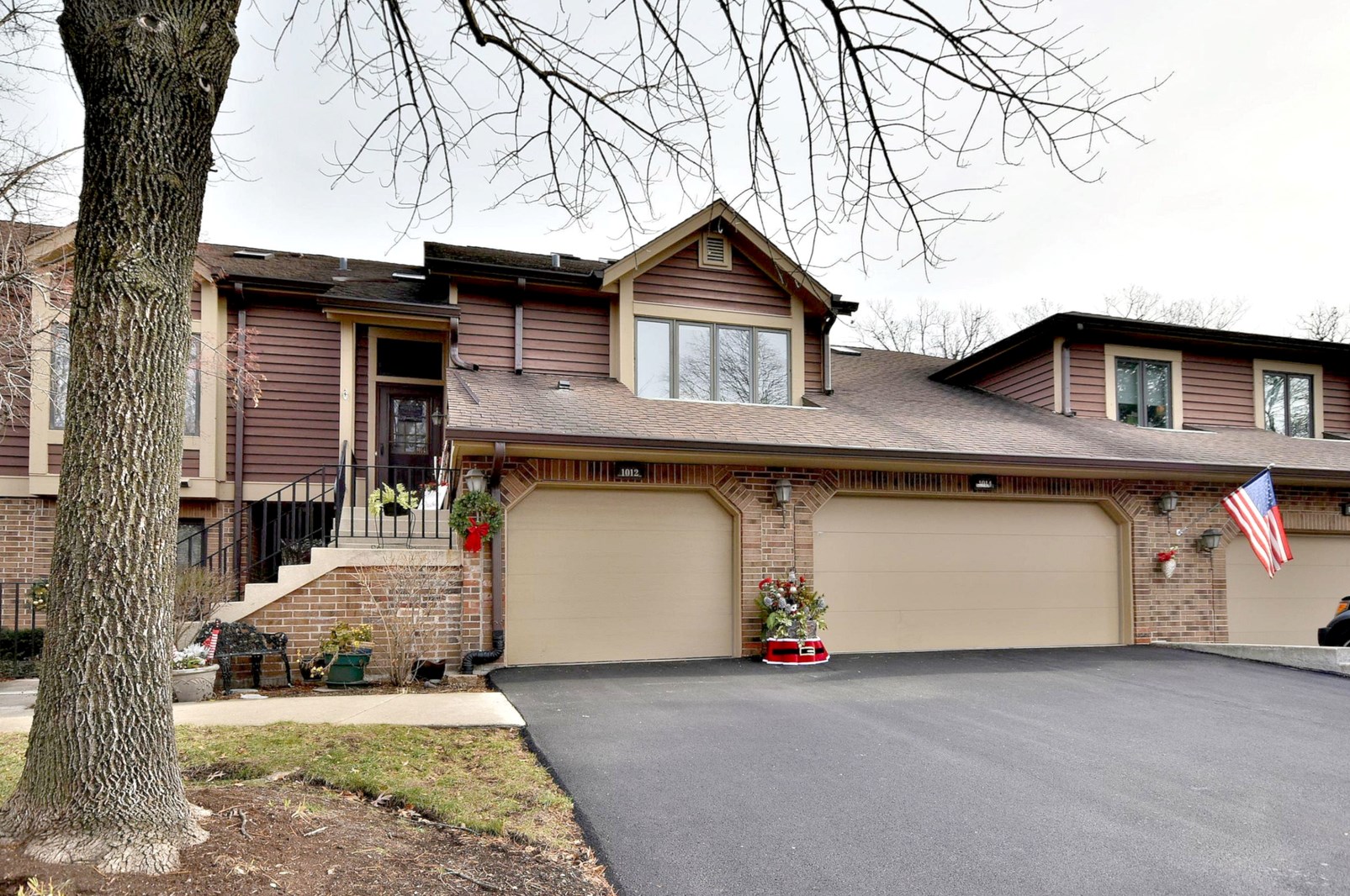 1014 Braemoor Dr, Downers Grove, IL 60515-1220