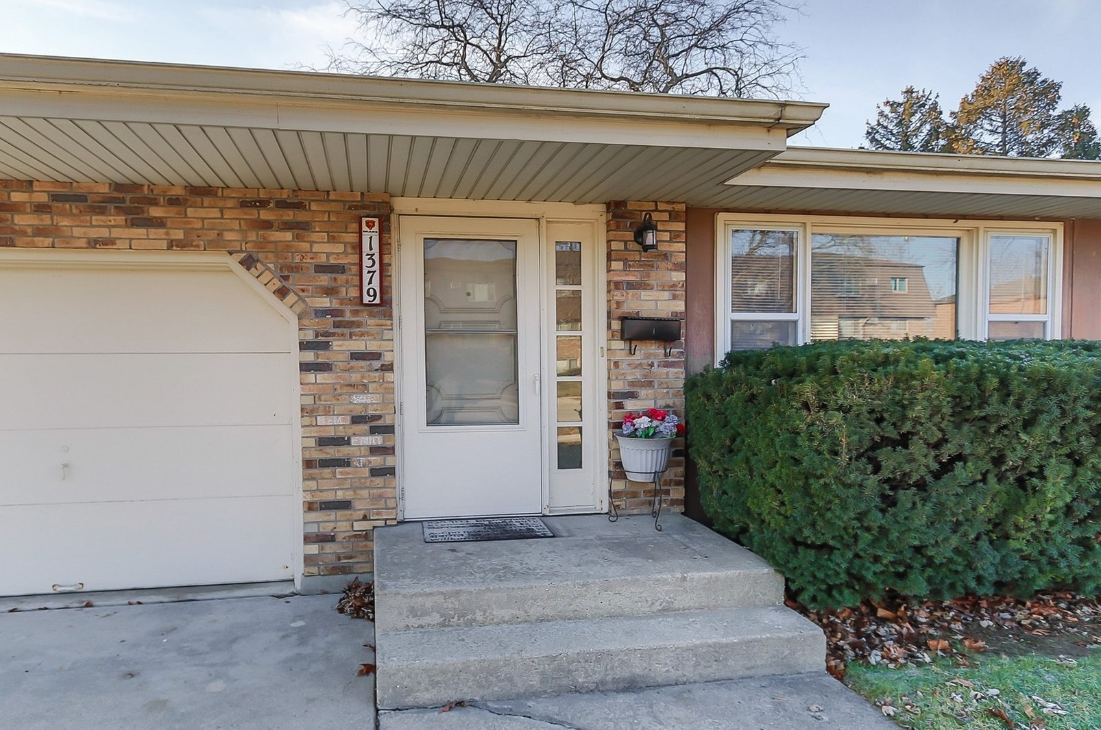 1379 Getzelman Dr, Hoffman Estates, IL 60123-2013