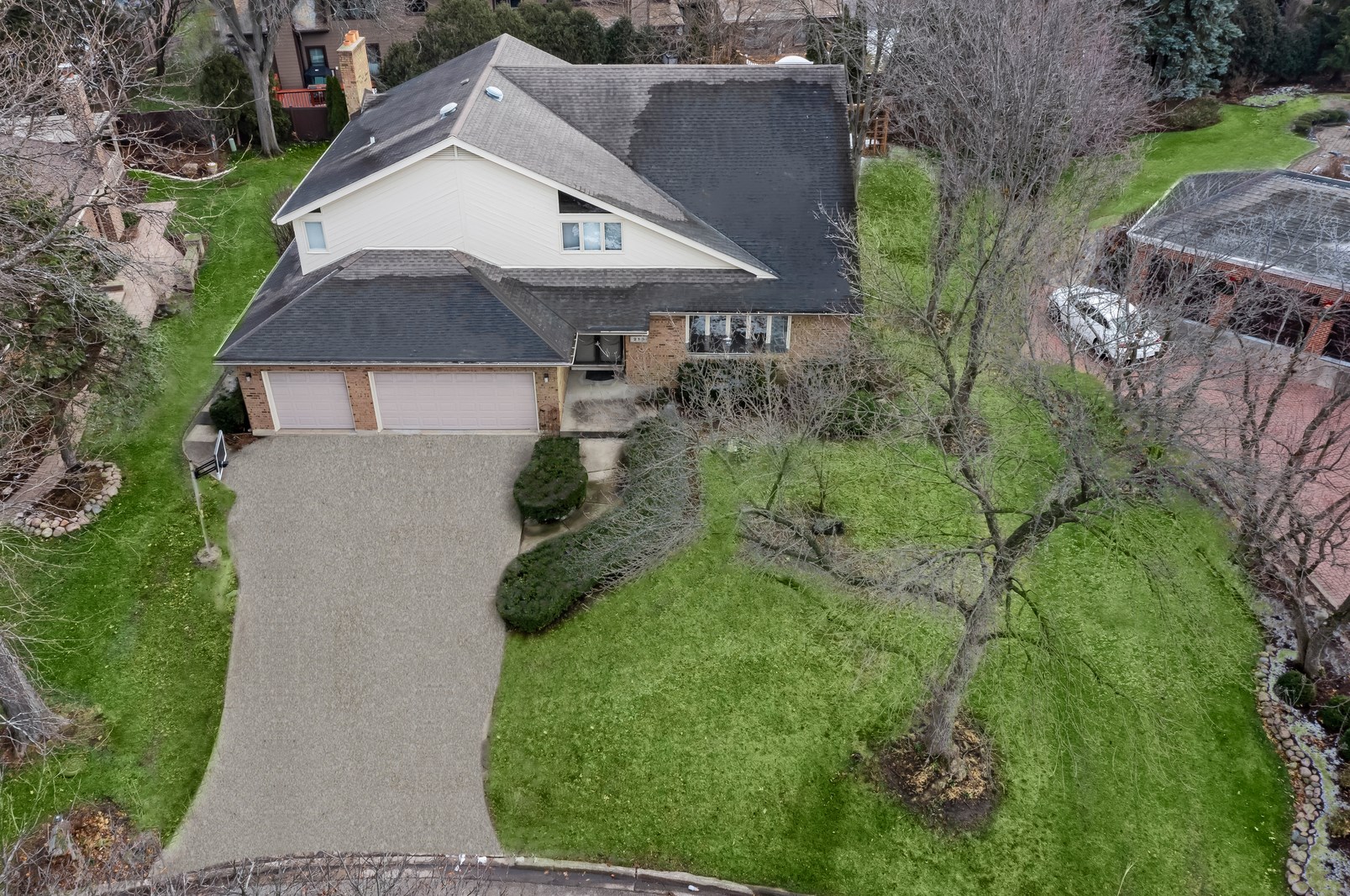 213 Bridle Path Cir, Oak Brook, IL 60523-2614