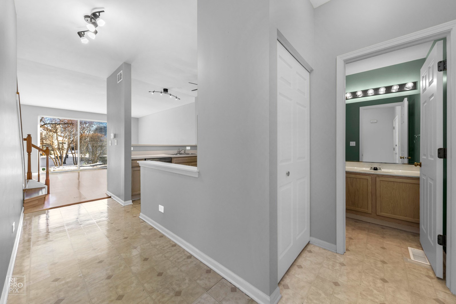 237 Camel Bend Ct, Schaumburg, IL 60194