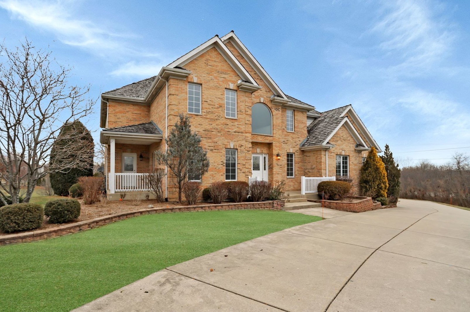 2 Falcon Lakes Dr, Hoffman Estates, IL 60010-5307