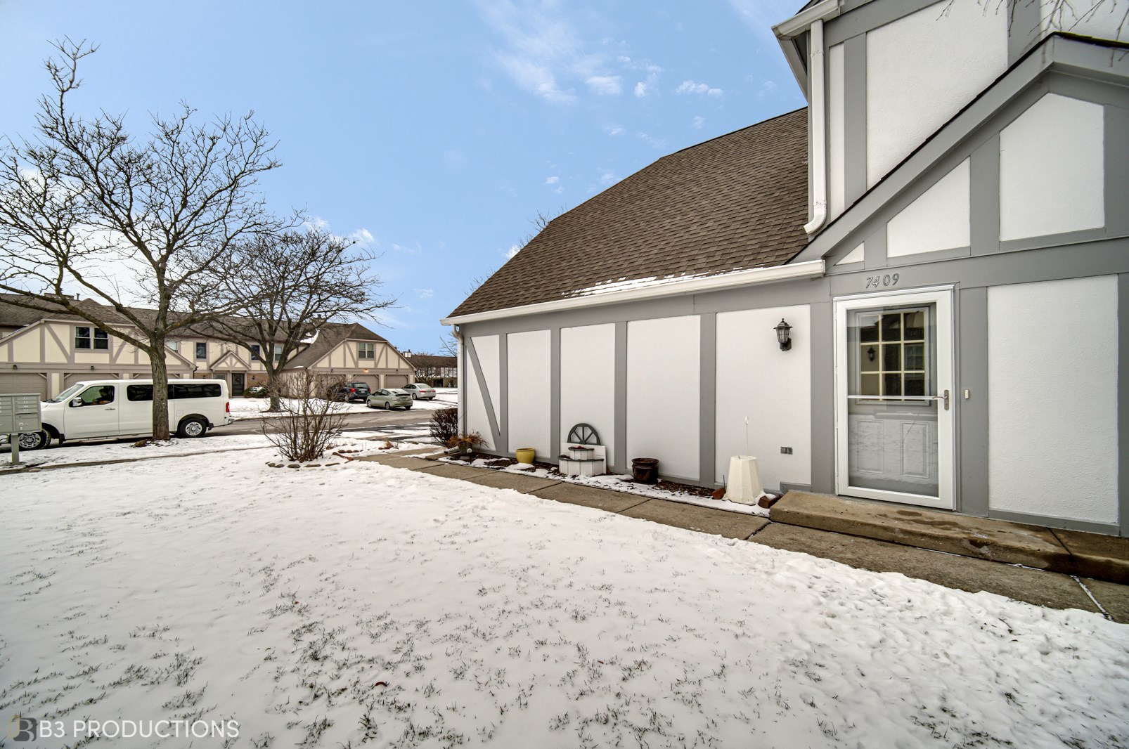 7409 Canterbury Pl, Downers Grove, IL 60516-3852
