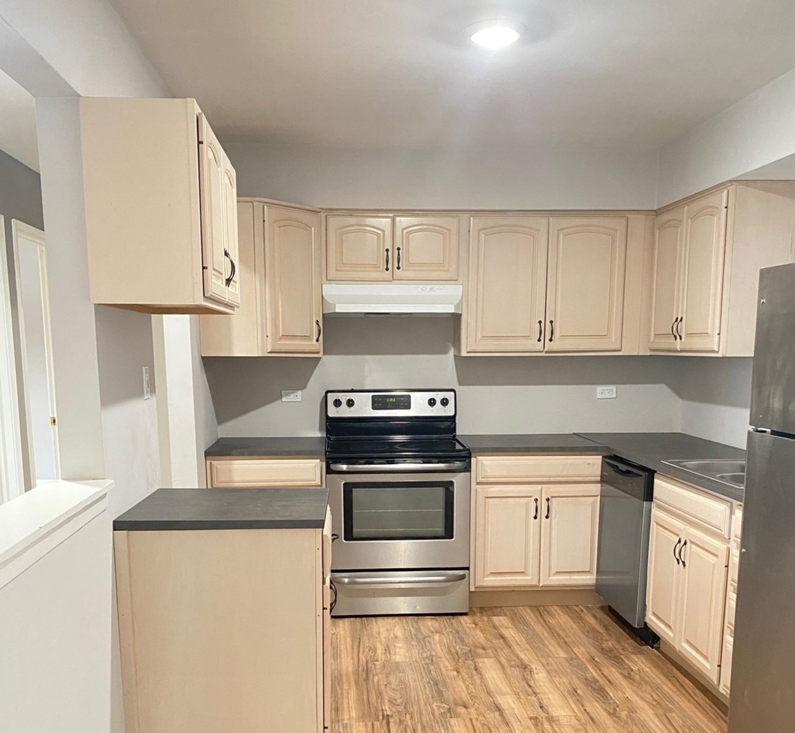 151 W Elk Trl #350, Carol Stream, IL 60188