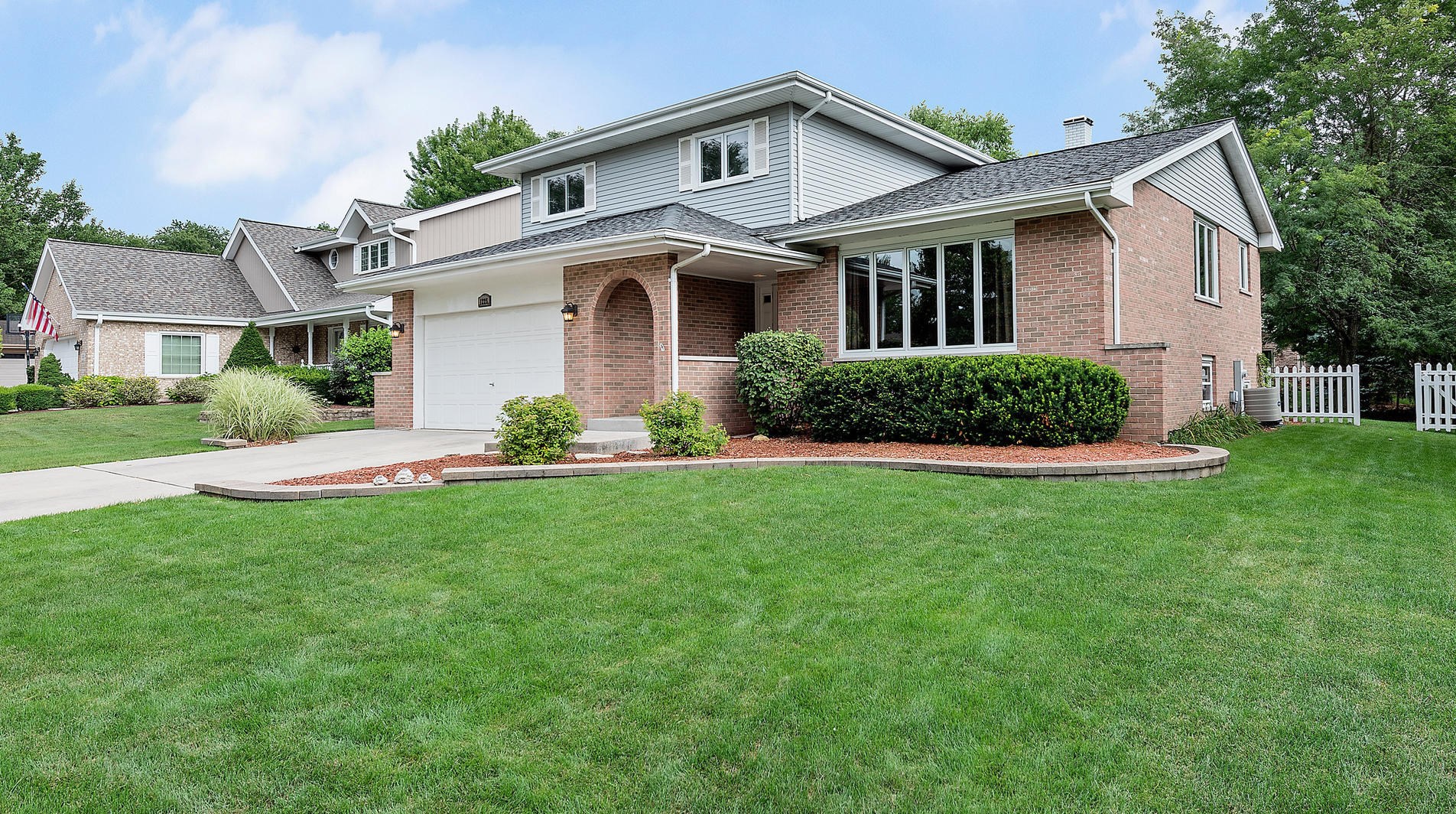1225 Gloucester Rd, Downers Grove, IL 60517