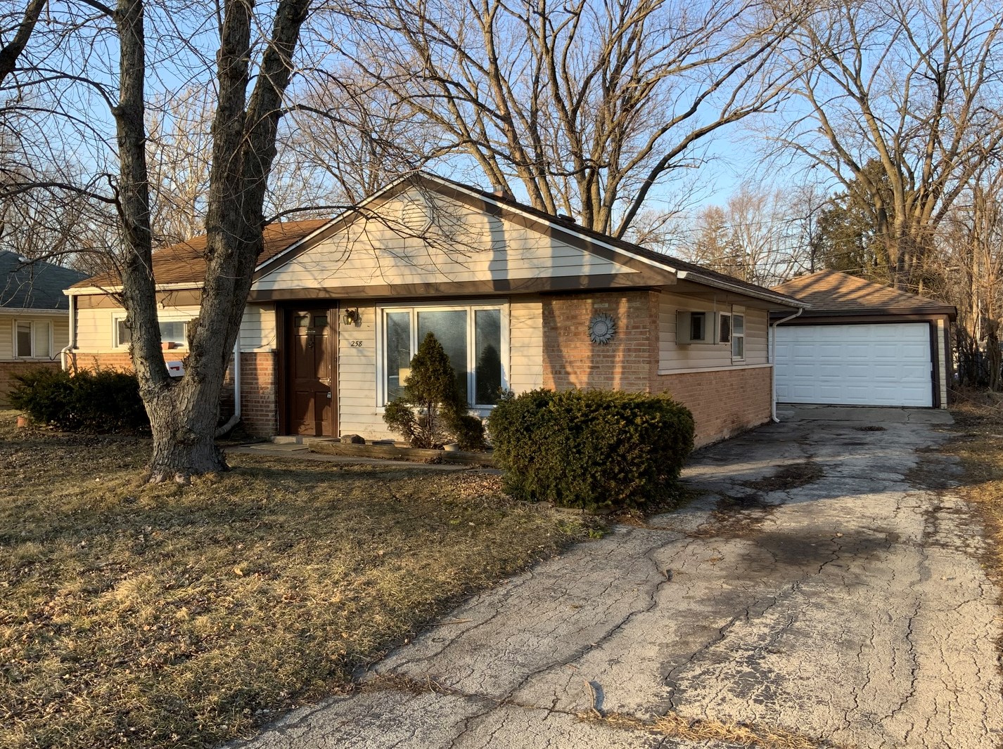 258 Blackhawk Dr, University Park, IL 60466-2244