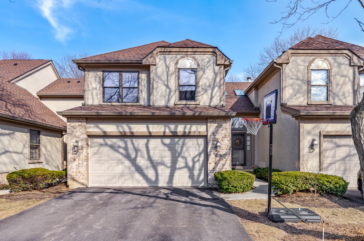 123 Barton Cir, Schaumburg, IL 60194-3679