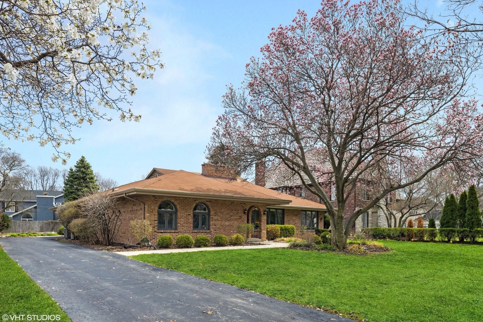 25 Princeton Rd, Oak Brook, IL 60521-4739