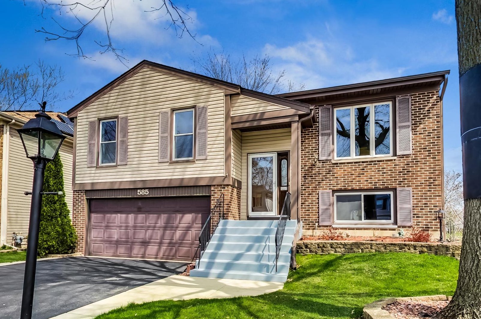 585 Stafford Dr, Keeneyville, IL 60172-2748