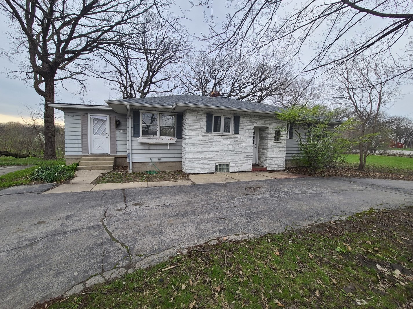 17300 Clyde Ave, South Holland, IL 60473-3746