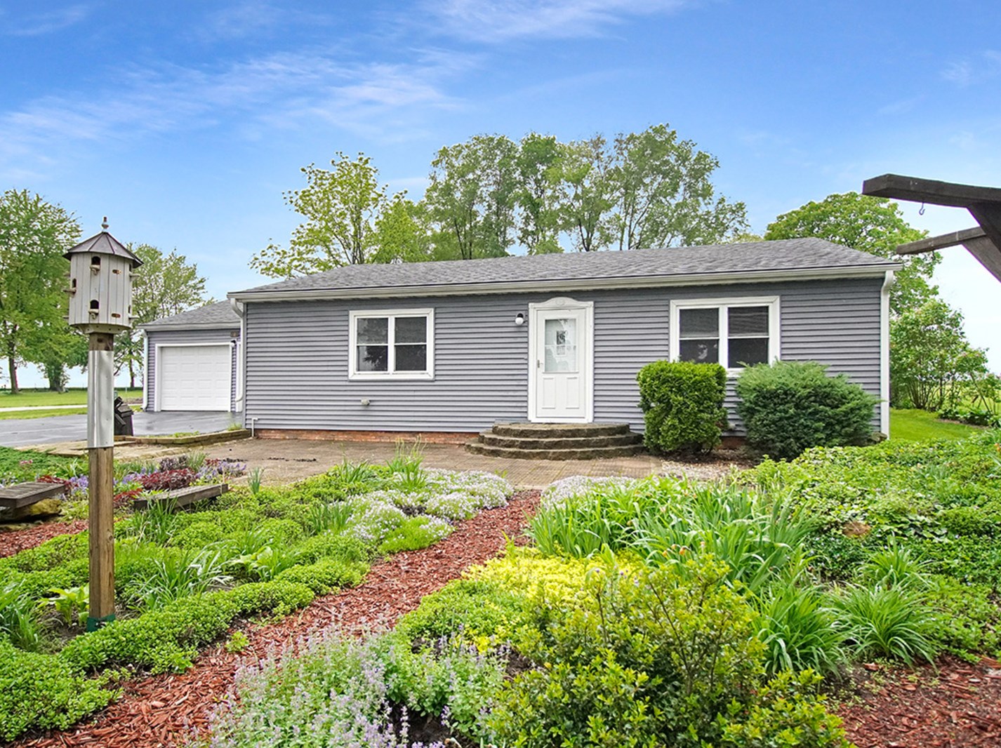212 Canal St, Newark, IL 60541-9389