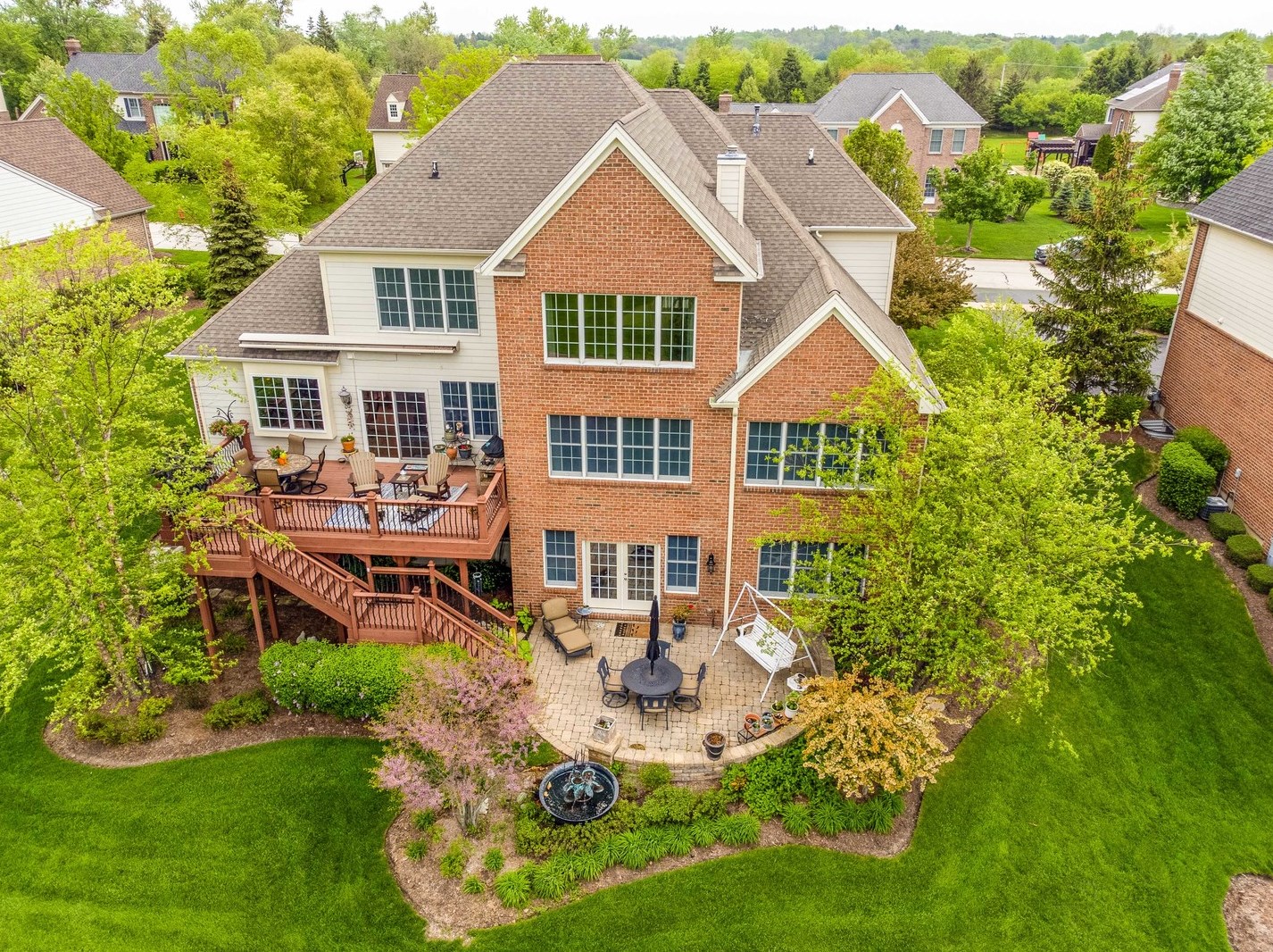 15 Eagle Ridge Dr, Hoffman Estates, IL 60047-8442