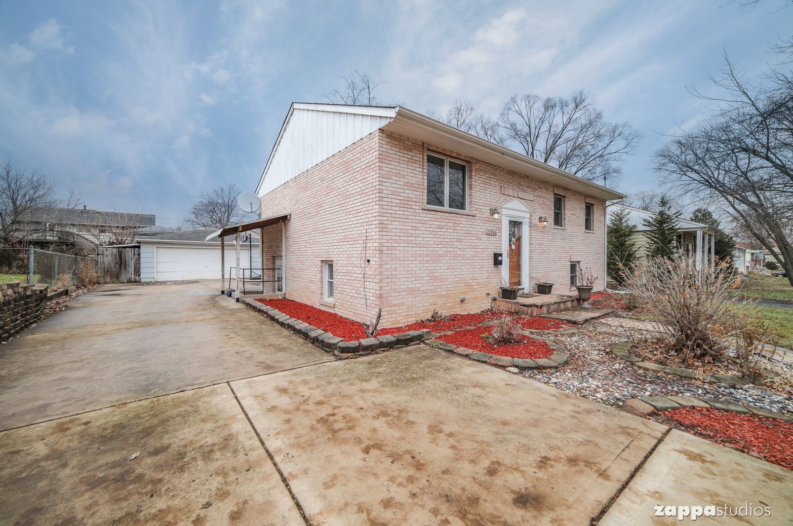 2564 Forest Glen Pkwy, Downers Grove, IL 60517-2806