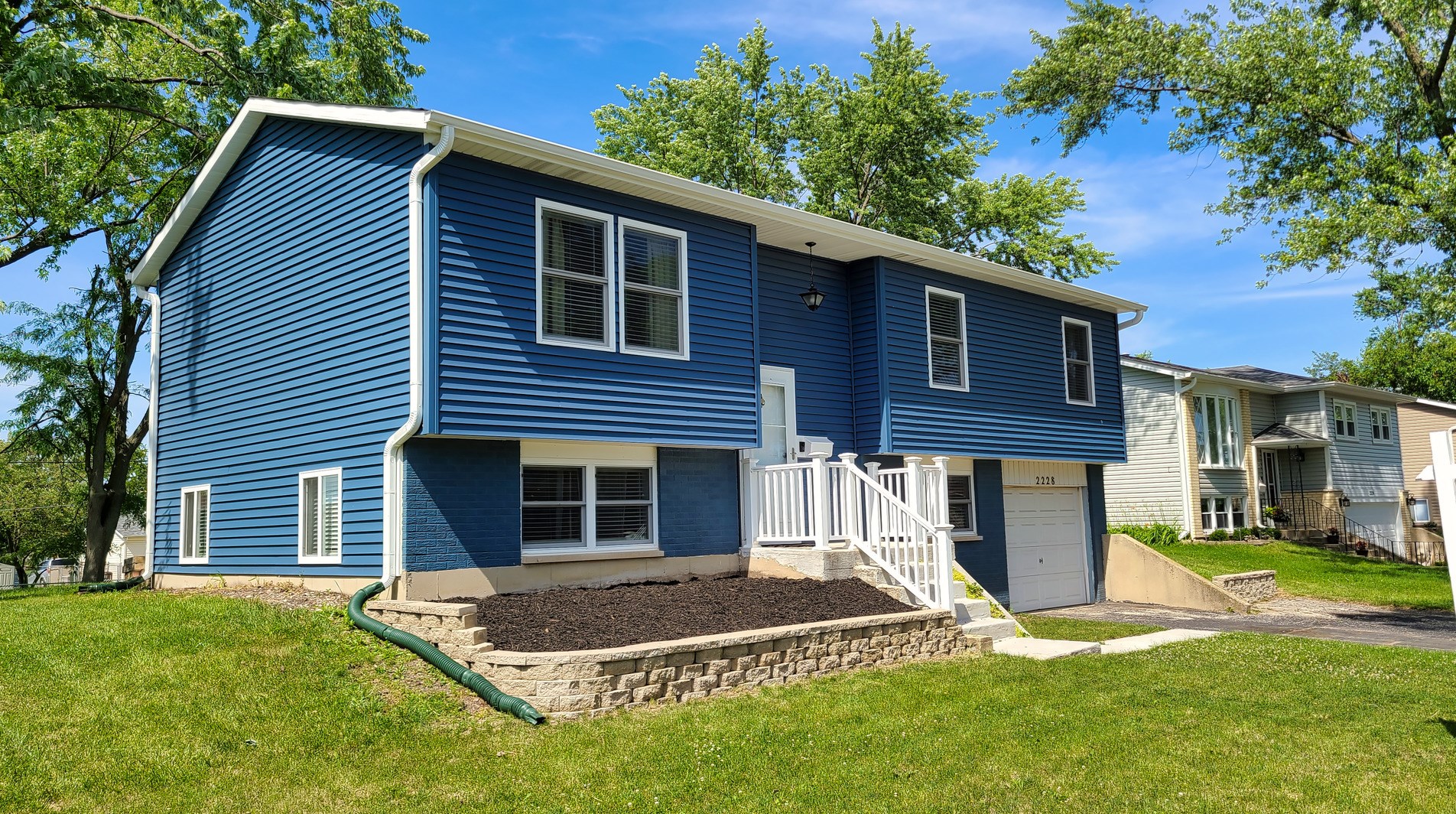 2228 Apache Ln, Downers Grove, IL 60517-3517
