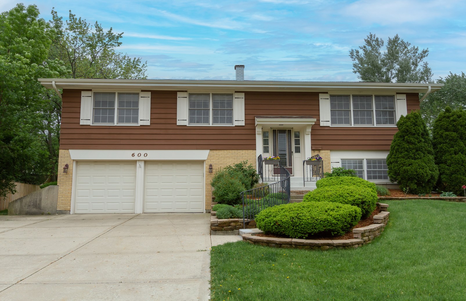 600 Almond Ln, Hoffman Estates, IL 60169-1911