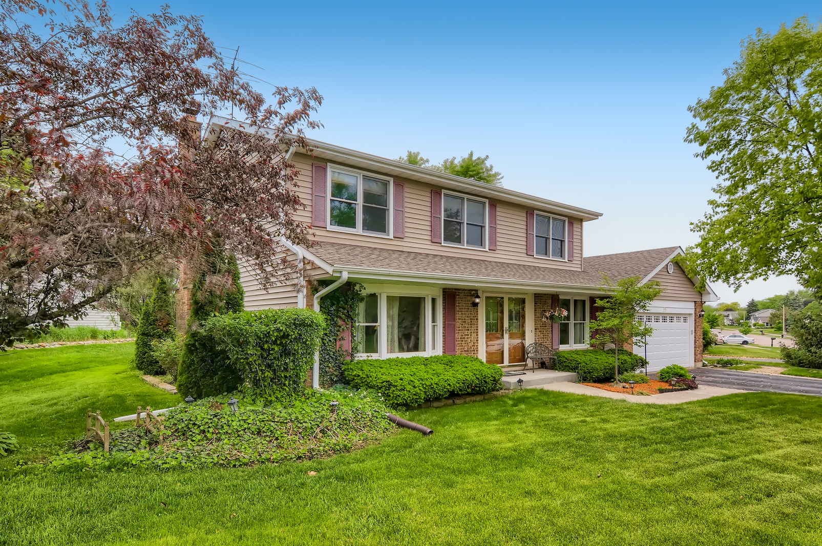 27 Harbor Dr, Hoffman Estates, IL 60047-3038
