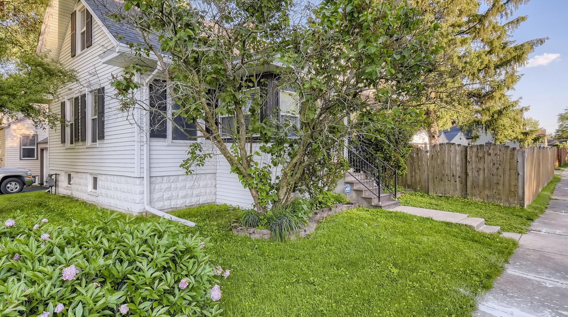 217 Elmwood Dr, Aurora, IL 60506-3718