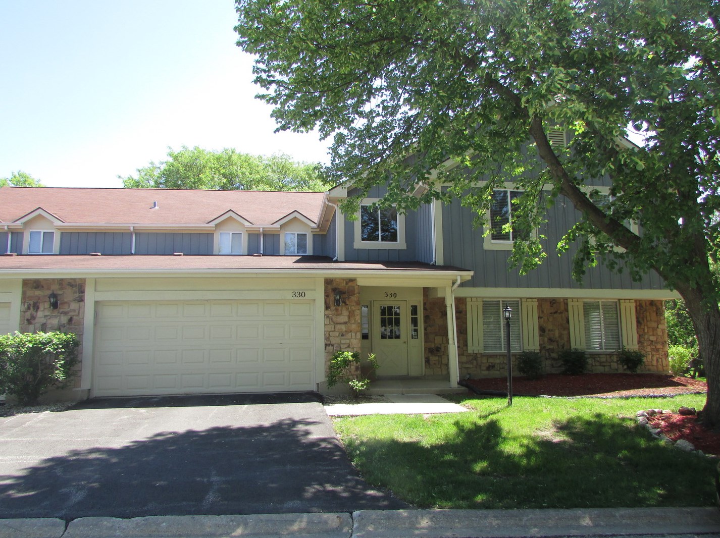 330 Springlake Ln, Aurora, IL 60504-4017