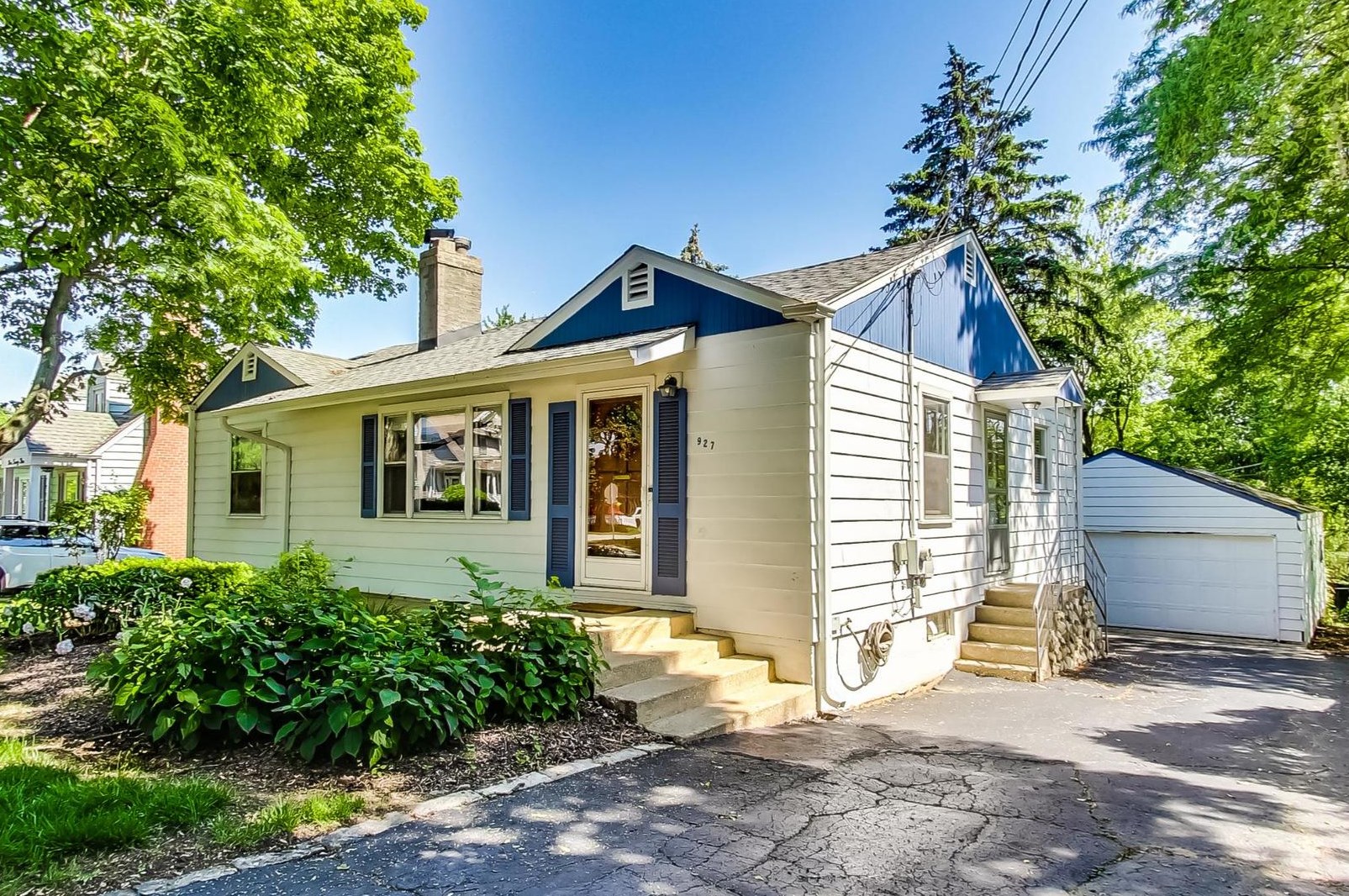 927 Lincoln St, Downers Grove, IL 60515-2860