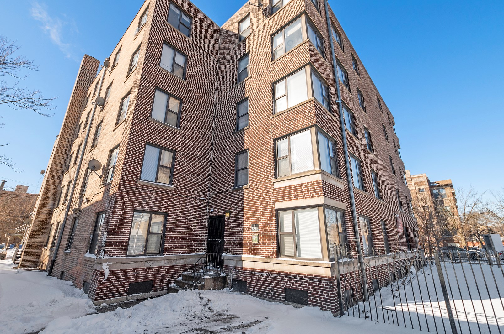 7200 S Coles Ave #305, Chicago, IL 60649