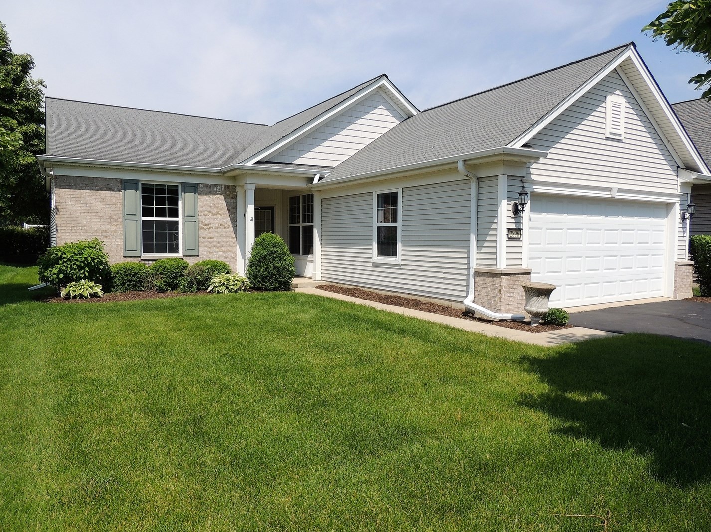 2896 Edgewater Dr, Hoffman Estates, IL 60124-3112