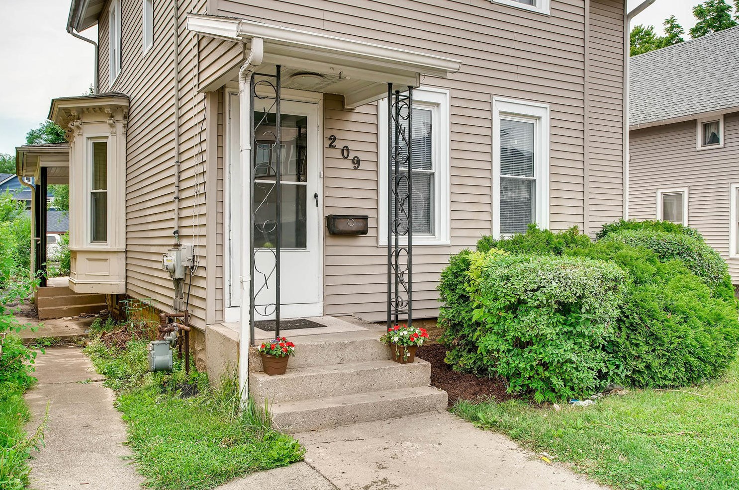 209 Jackson St, Aurora, IL 60505